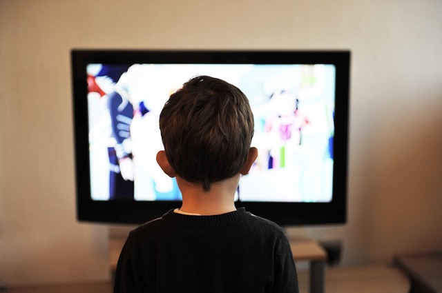 dítě před televizí