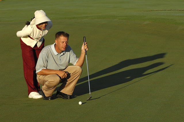lidé na golfu