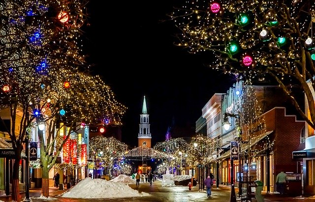 vánočně dekorovaná ulice v noci